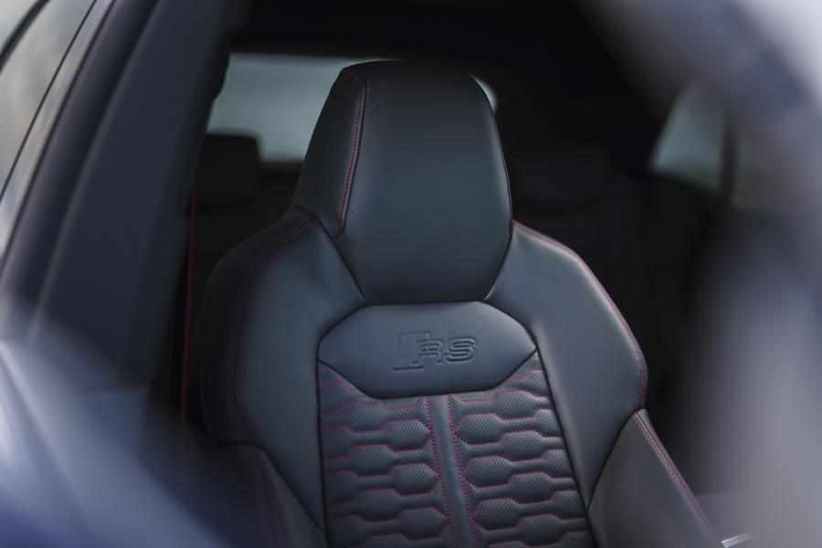 Детали интерьера Audi RS Q8 2020 года  (UK) (фото 30 из 40)